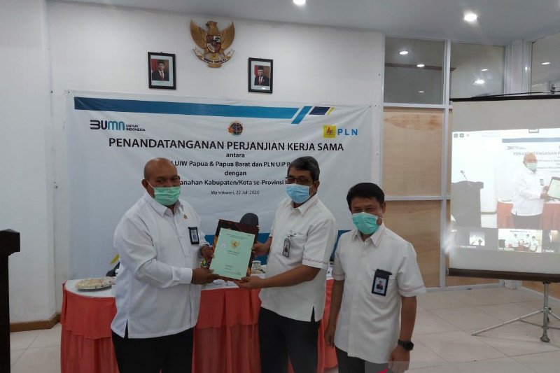 Kepala Kanwil BPN Provinsi Papua Barat Arius Yambe (kiri) berpose bersama Reisal Rimtahi Hasoloan, GM PLN UIP Papua (tengah) dan Abdul Farid GM PLN UIWP2B (kanan). ANTARA/HO-PLN Papua.

