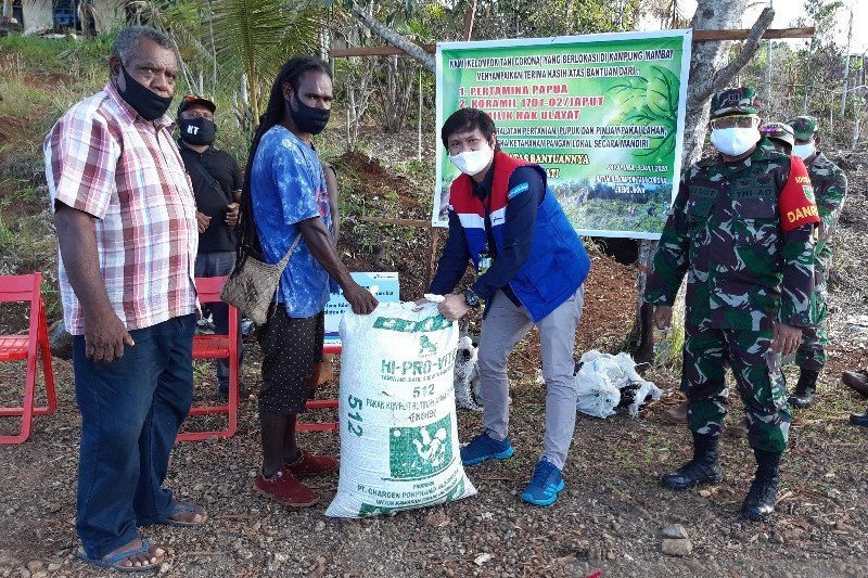 PT Pertamina (Persero) MOR VIII menyerahkan bantuan bina lingkungan yakni alat pertanian berupa pupuk kepada warga yang menjadi petani di Kampung Mambai, Pasir VI-Angkasa, Distrik Jayapura Utara (ANTARA / Hendrina Dian Kandipi)

