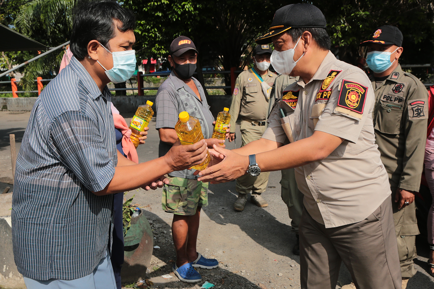 HUT ke-72 Satpol PP danSatlinmas Kota Surabaya membagikan 2.550 liter minyak goreng (migor) gratis dan sembako kepada masyarakat