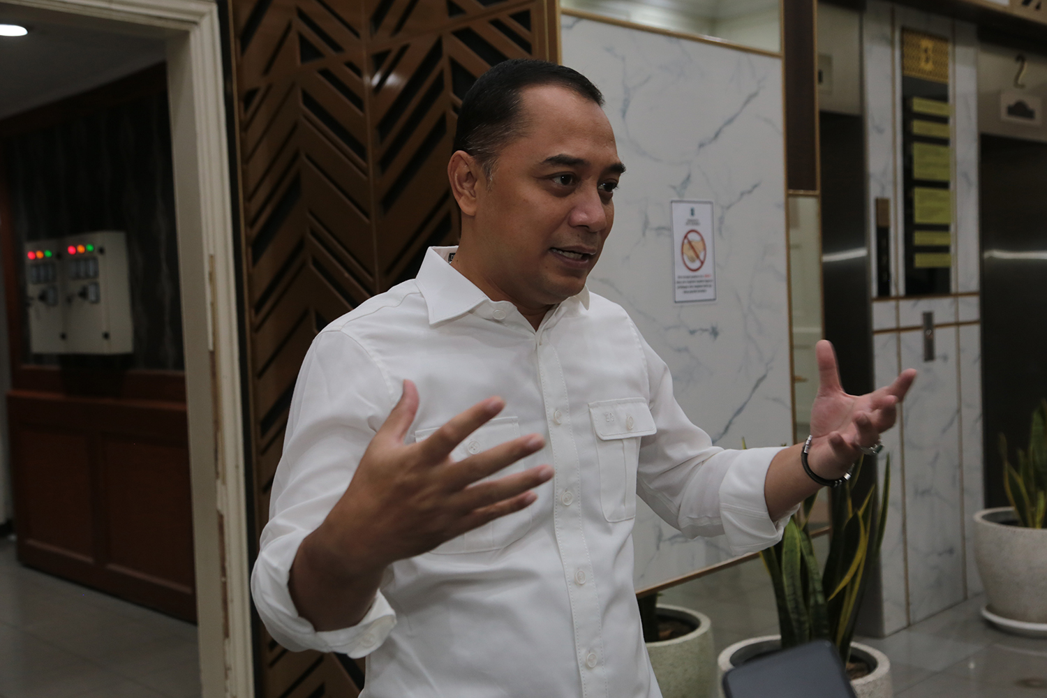 Wali Kota Surabaya Eri Cahyadi menyampaikan, bahwa semakin banyak warga pendatang dari luar daerah yang ingin pindah KK Surabaya. Bahkan, tak sedikit di antaranya pindah KK Surabaya karena ingin minta bantuan atau sekolah gratis.
