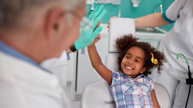 7 tips yang bisa dilakukan orang tua agar anak tak takut ke dokter gigi.
Ilustrasi gambar (Shutterstock)