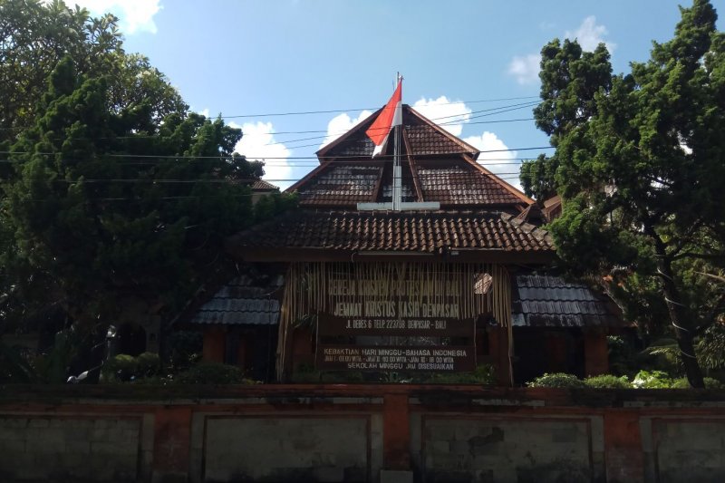 Perayaan Natal di Bali patuhi protokol kesehatan, sehingga nampak sepi di depan gereja di Denpasar, Jumat (25/12/2020) ANTARA/I Komang Suparta