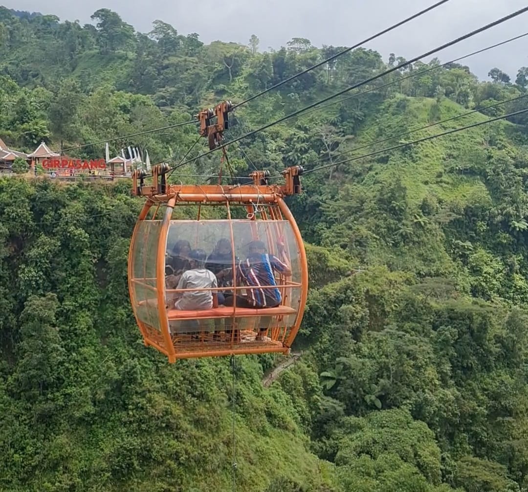 Tak disangka, sebuah desa yang semula terpencil, berada di lereng Gunung Bibi, Kabupaten Klaten, menjadi ramai dikunjungi wisatawan.