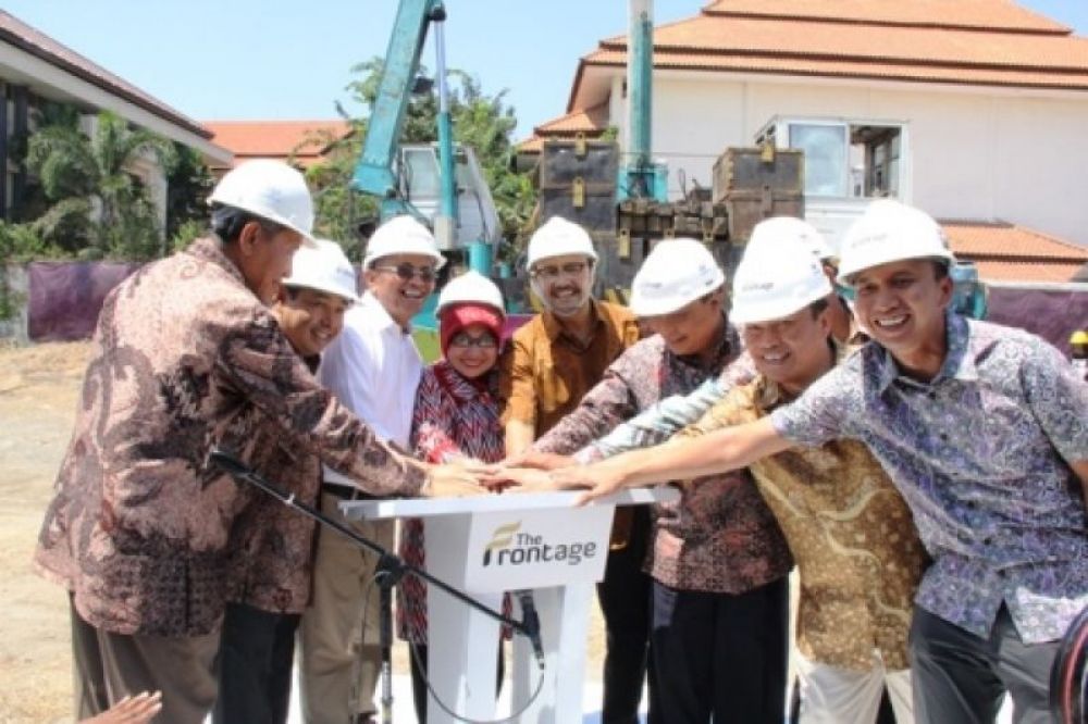 Ada Dahlan Iskan saat itu menjabat Menteri BUMN dan Arif Affandi sewaktu menjabat Dirut PT PWU dalam acara ground breaking The Frontage
