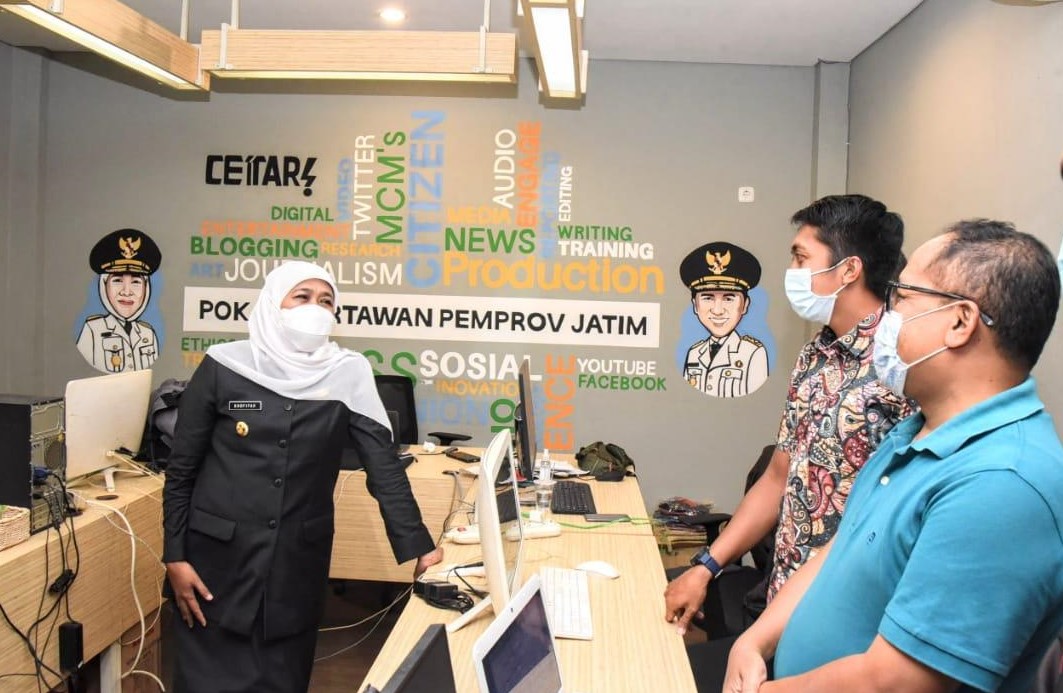 Gubernur Khofifah saat mengunjungi ruang pers Pokja Wartawan Pemprov Jatim di sisi barat Gedung Negara Grahadi beberapa waktu lalu.