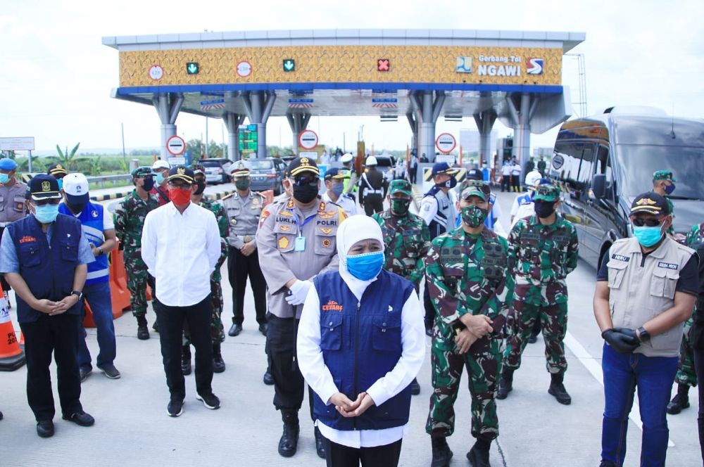 Bersama Forkopimda meninjau Check Point Tol Ngawi (Foto: Humas Jatim)