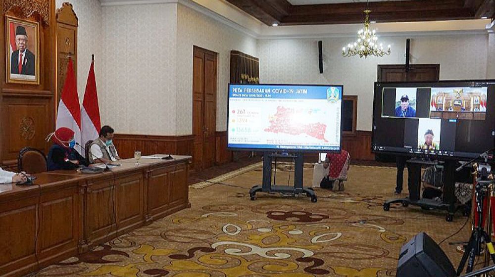 Gubernur Khofifah video conference dengan Bupati Sampang dan Bupati Sumenep di Gedung Negara Grahadi Surabaya (Foto: ist)