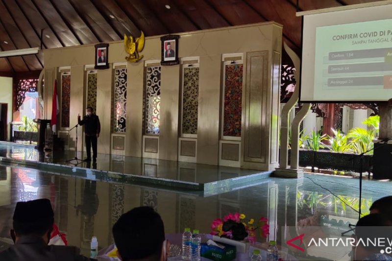 Ketua Tim Tracking COVID-19 Pemprov Jatim Dr Kohar Hari Santoso saat menyampaikan sosialisasi di Mandhapa Agung Ronggosukowati Pamekasan, Jumat (10/7/2020). (ANTARA/Abd Aziz)

