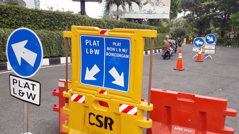 TANPA PEMERIKSAAN - Checkpoint di Bundaran Waru, Minggu (7/6) tak seketat tahap pertama. Pengendara tidak lagi diperiksa secara seksama. Di lain pihak, tiga kepala daerah di Surabaya Raya lebih memilih untuk tidak memperpanjang PSBB. | FOTO: HMP/OM PRASS