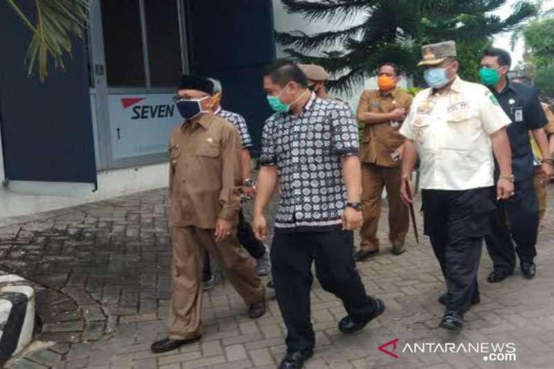 Forkopimda Sumenep saat melakukan inspeksi mendadak ke perusahaan yang karyawannya ditemukan positif COVID-19. (Humas Sumenep)
94 Karyawan Positif, Pabrik rokok Ditutup. (FOTO: HMP/antara)