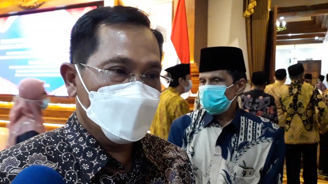 Kepala Biro Kesejahteraan Rakyat Pemprov Jatim Hudiyono (kiri) dan Ketua Pengurus Lembaga Pengembangan Pendidikan Diniyah (LPPD) Jawa Timur, Abdul Hamid Syarif ketika memberikan keterngan kepada wartawan.