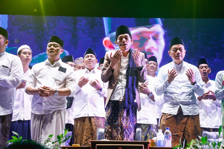 Gubernur Jawa Tengah, Ahmad Luthfi dan Muhammad Iqdam Kholid saat hadir pada acara Halalbihalal, di Alun-alun Simpang Tujuh, Kabupaten Kudus, Minggu (13/4/2025) malam