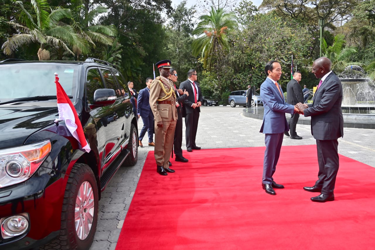 Presiden Jokowi melanjutkan kunjungan hari keduanya di Nairobi, Republik Kenya, Senin (21/08/2023), bertemu dengan Presiden Republik Kenya William Ruto. (Foto: BPMI Setpres/Muchlis Jr)


