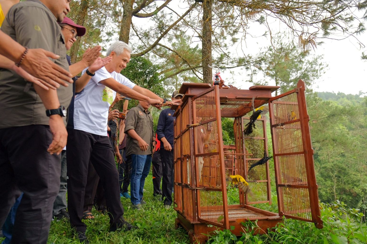 Gubernur Jawa Tengah Ganjar Pranowo melepas 44 ekor burung dan menanam 200 bibit pohon, bersama Mahasiswa Justicia Club (Majestic)-55, di sekitar Pos Pendakian Mawar, Gunung Ungaran, Jumat (5/5/2023).