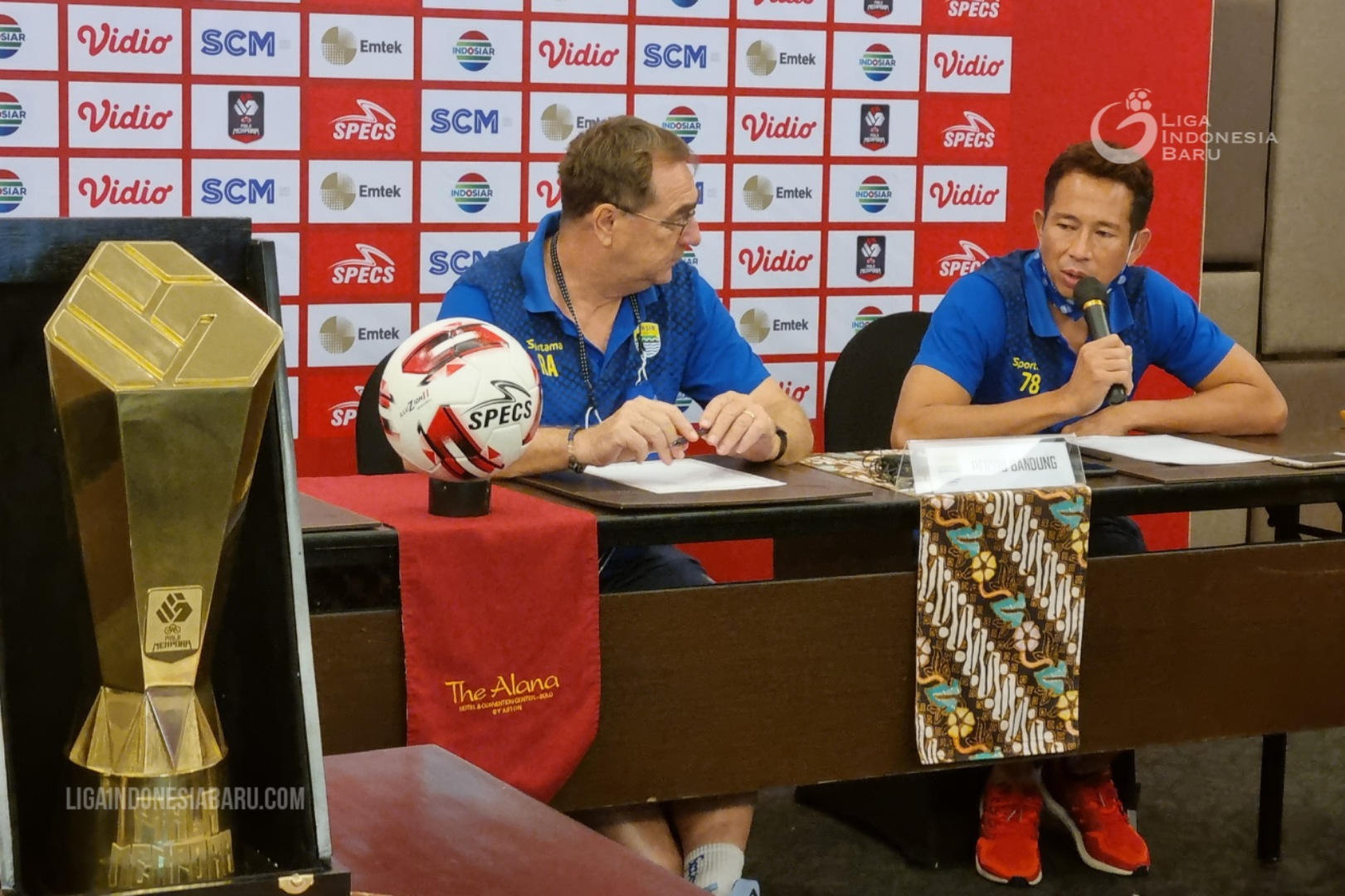 I Made Wirawan (kanan) dalam sesi press conference. LIB