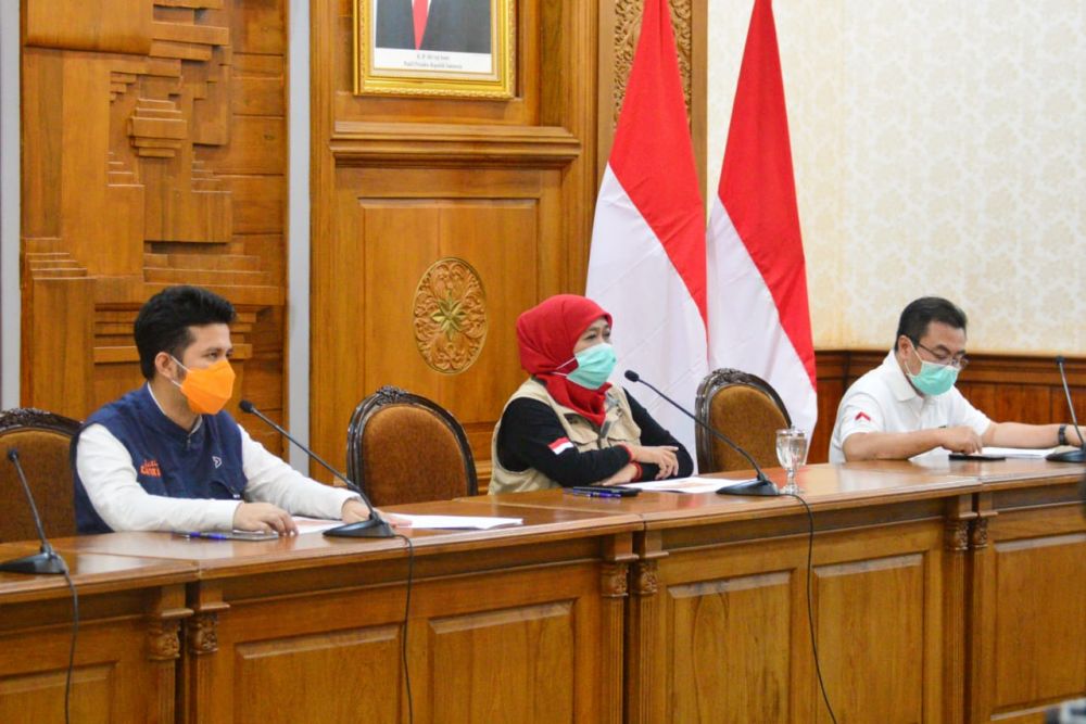 Gubernur Jawa Timur Khofifah Indar Parawansa saat konferensi pers pencegahan dan penanggulangan virus Corona (Foto: ist)