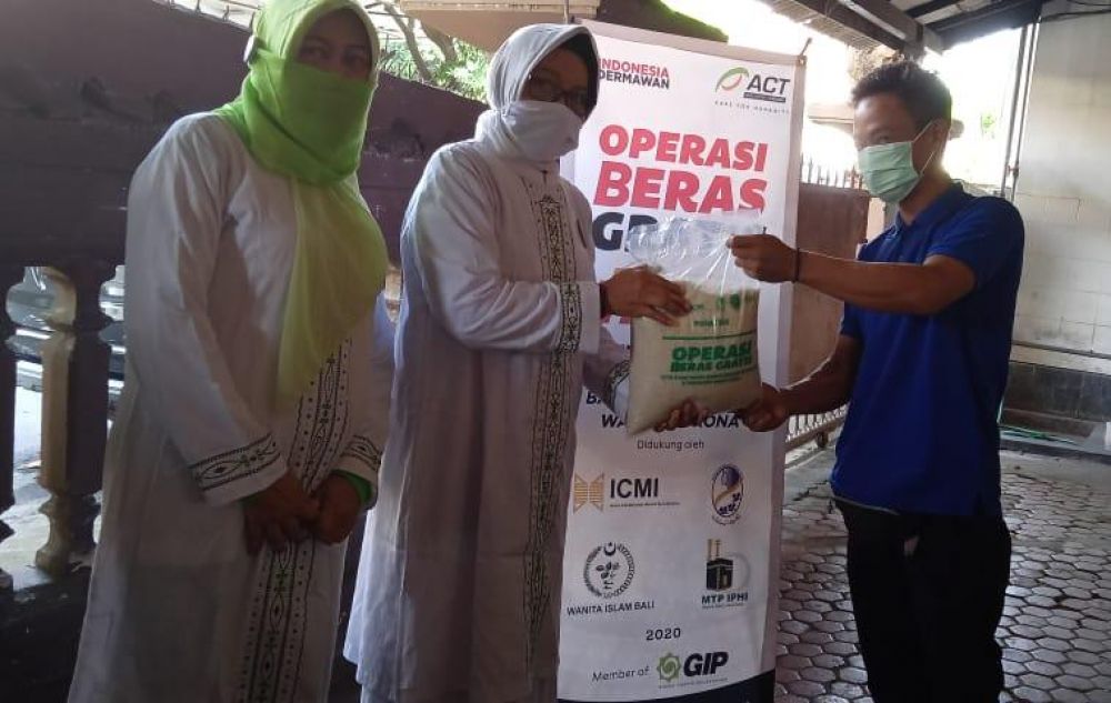 Elemen Perempuan Cendekia dan Lembaga Kemanusiaan di Bali bagikan beras untuk warga kurang mampu (Foto:ide) 