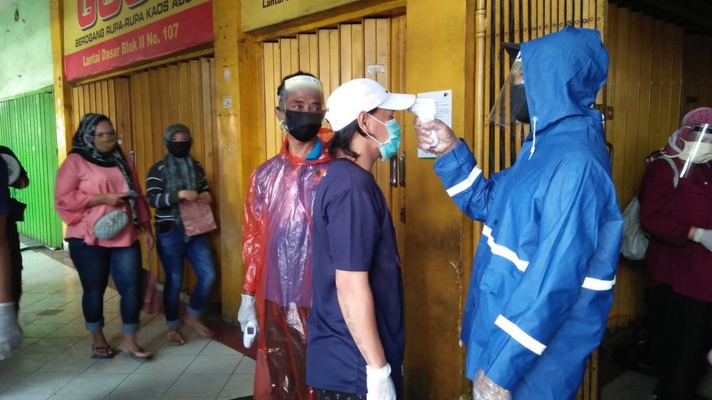 Pedagang dan Pengunjung  Pasar Kapasan Harus Pakai Masker