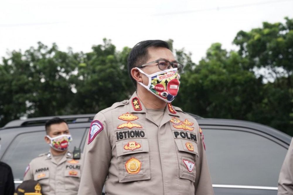 Kepala Korps Lalu Lintas Polri Irjen Istiono saat meninjau langsung pos penyekatan mudik di Km 31 Tol Cikampek, Jumat (24/4/2020). (ANTARA/ HO-Korlantas Polri)