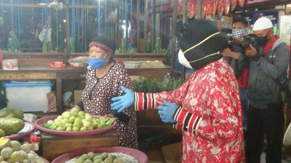 Risma Keliling Pasar Sosialisasi Perwali PSBB