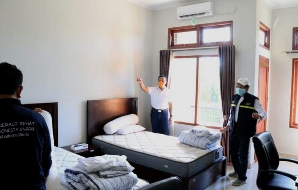 Sekdaprov Bali, Dewa Made Indra meninjau ruangan untuk PMI (Foto: HMP/ide)