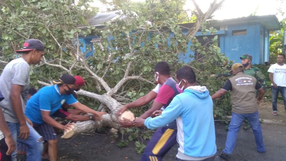 Adu tegang masyarakat Desa Pohea dengan Tim Covid-19 Kepsul (Foto: HMP/Cho) 