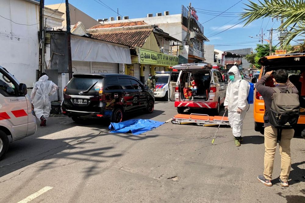 Proses evakuasi jenazah wanita penumpang taksi online yang meninggal mendadak di sekitaran traffic light Siwalankerto, Surabaya. Foto (HMP/Zul)