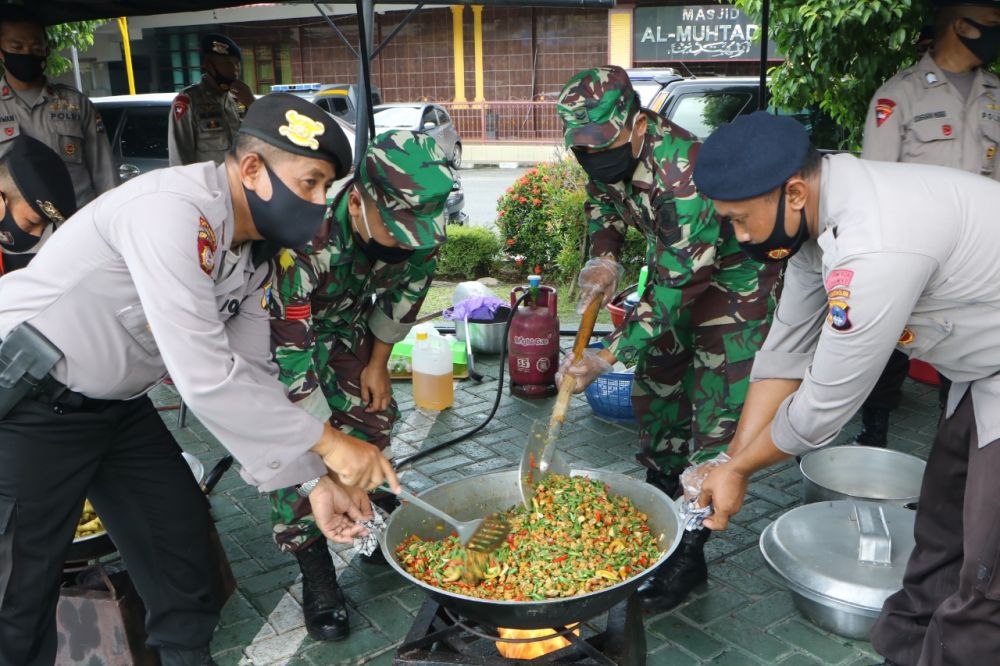 Kapolda Kalsel Pantau Proses Masak di Dapur Umum