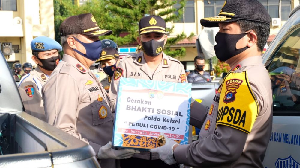Kapolda Kalsel Irjen Nico Afinta menyalurkan bantuan paket sembako untuk warga terdampak Covid-19.
