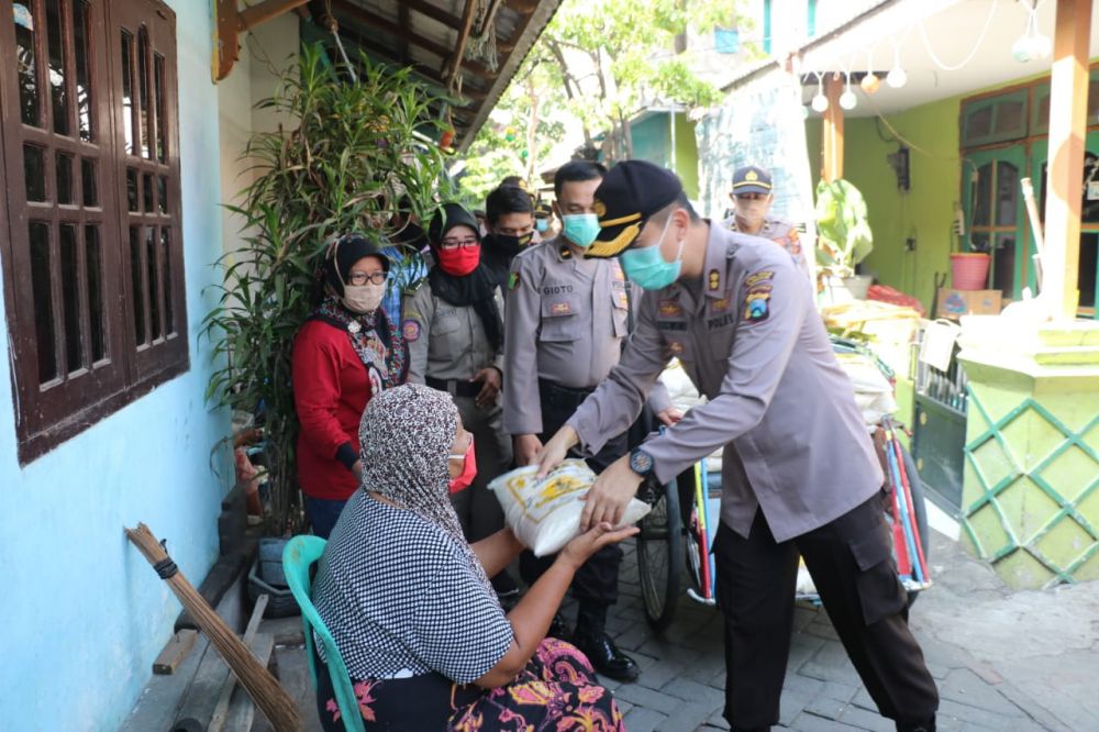 AKBP Kusworo ketika menyalurkan bantuan sembako untuk warga terdampak covid-19.