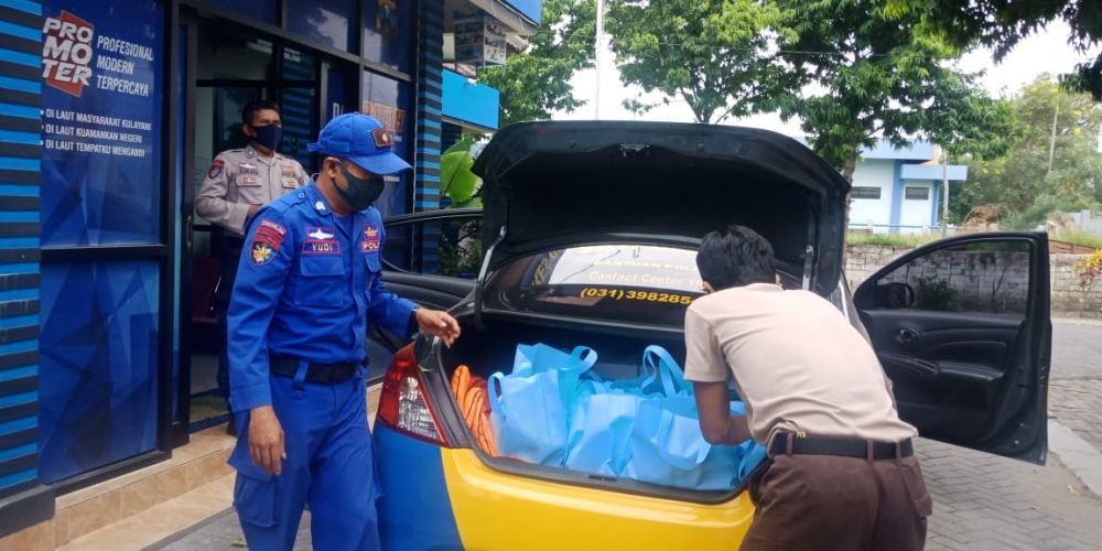 Satpolairud Polres Gresik berikan bantuan sembako bagi nelayan di sekitar pesisir Gresik.