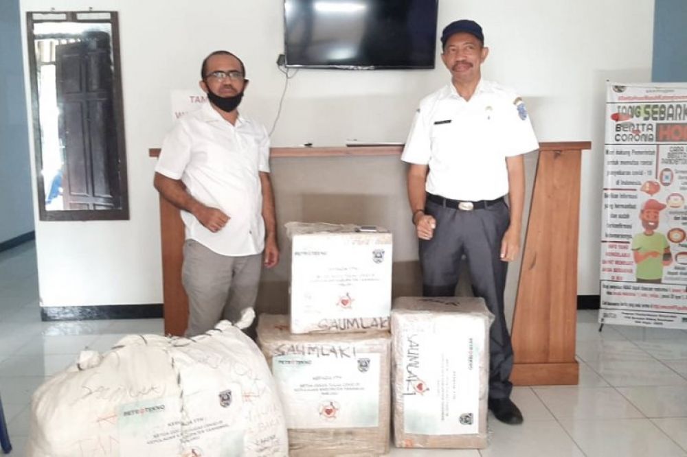 Petrotekno Technical School Salurkan APD dan Masker