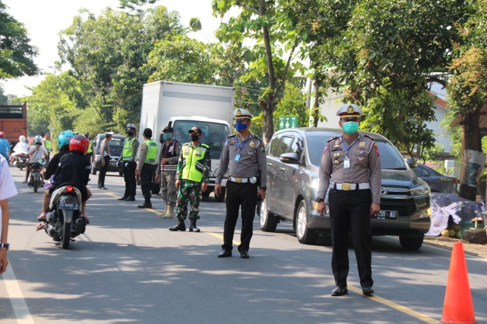 Kasat Lantas Polres Bojonegoro memimpin pengamanan di pos check point perbatasan Jatim dan Jateng, Jumat (22/5).
