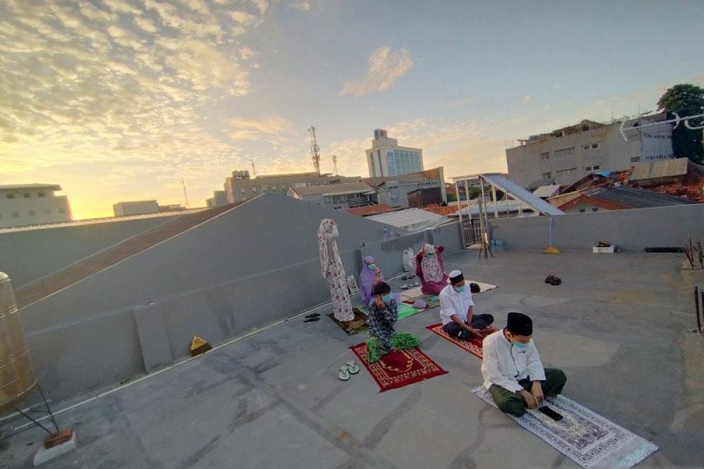 Wow! Perantau Gang Kelinci Salat Id di Atap