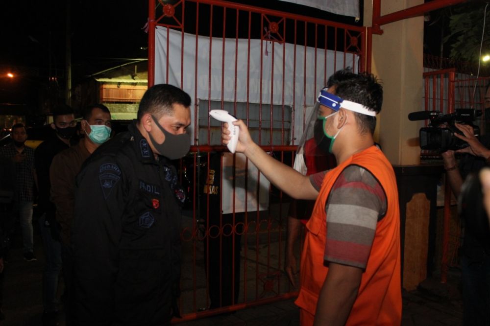 Kapolda Jatim dilakukan pemeriksaan suhu tubuh sebelum masuk di kampung tangguh wilayah hukum Polres Tanjung Perak.