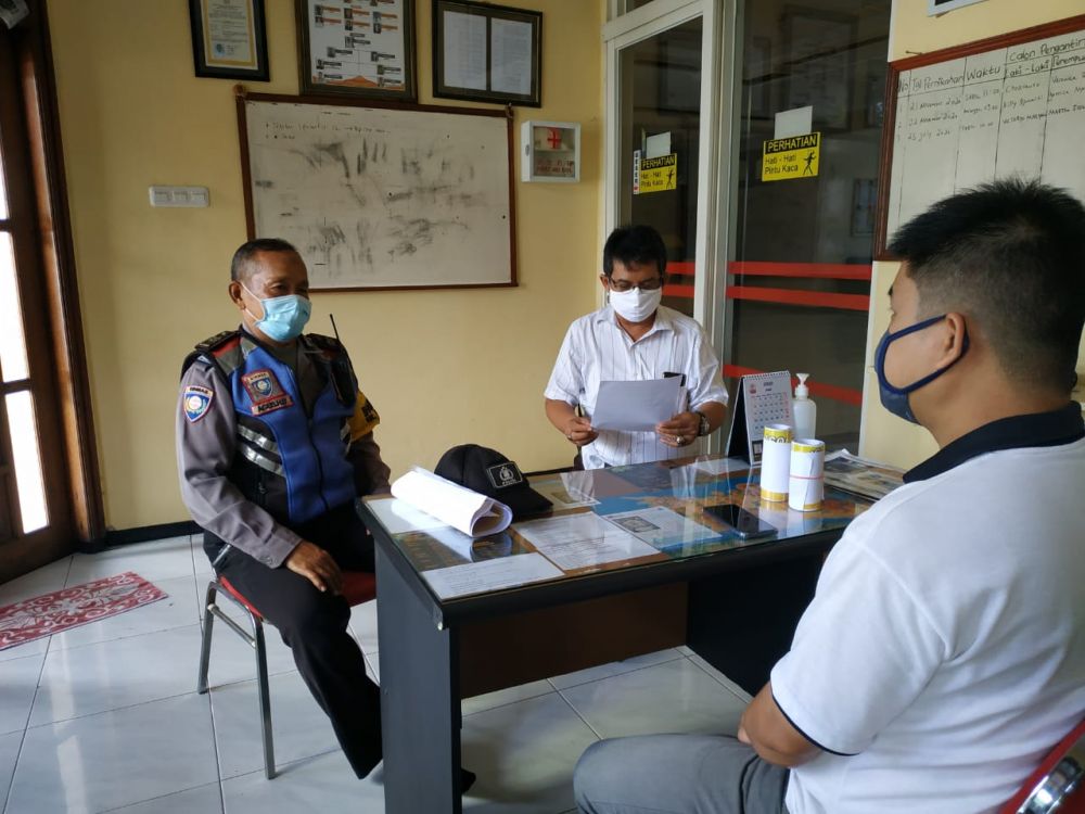 Kanit Reskrim Polsek Tenggilis memberikan sosialisasi penerapan protokol kesehatan jika pemerintah menerapkan New Normal di Vihara BDC, Panjang Jiwo, Surabaya.
