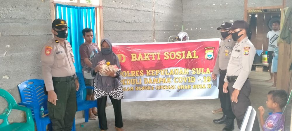 Sentra Pelayanan Kepolisian Terpadu (SPKT) Polres Kepulauan Sula membagikan sembako langsung door to door ke warga terdampak Covid-19, Sabtu (6/6).