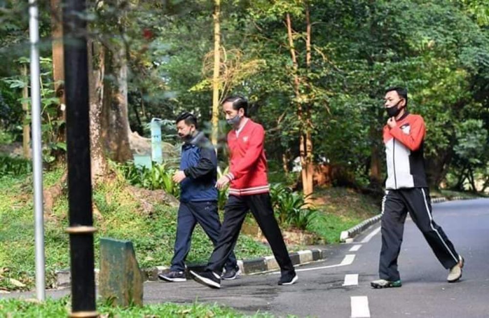 Presiden Joko Widodo bersama Panglima TNI, dan Kapolri ketika berolahraga bersama di area sekitar Istana Kepresidenan Bogor, Minggu (7/6).