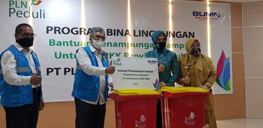 PT PLN (Persero) Wilayah Maluku dan Maluku Utara (MMU)  menyerahkan sebanyak 65 unit tempat penampungan sampah kepada TP PKK Provinsi Maluku. (FOTO: HMP/BOY)
