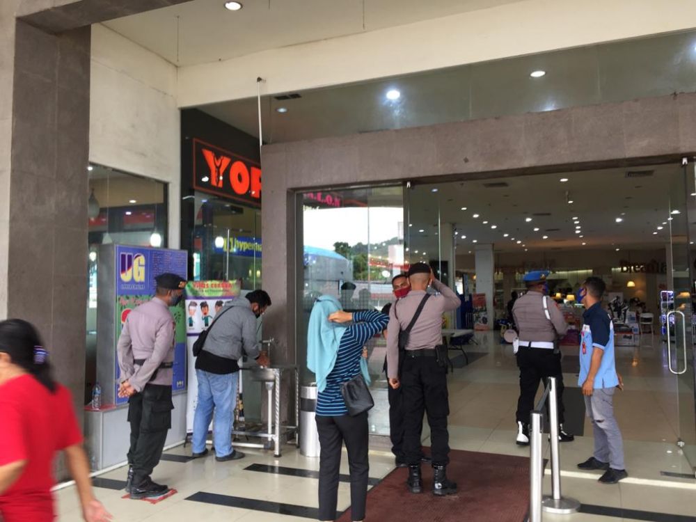 Brimob Polda Maluku saat melakukan patroli di salah satu mal. (FOTO: HMP/BOY)