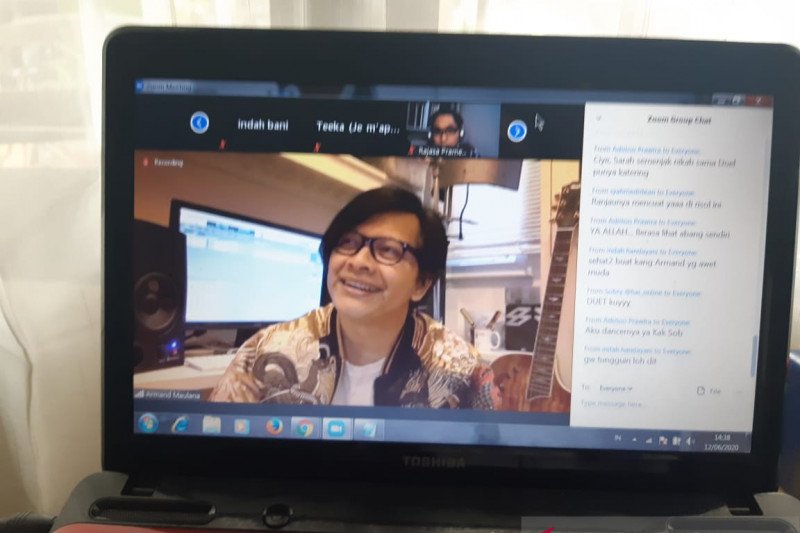 Armand Maulana saat tampil untuk memberikan dukungan kepada pelaku UKM selama masa PSBB. (ANTARA/Ganet Dirgantoro)
