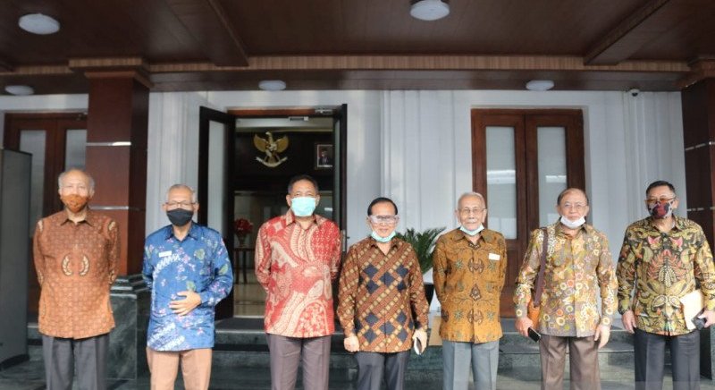 Sejumlah purnawirawan TNI foto bersama sebelum berangkat ke Istana Bogor untuk bertemu Presiden Joko Widodo di Kantor Kemenko Polhukam, Jakarta, Jumat (19/6/2020). (ANTARA/HO-Humas Kemenko Polhukam)

