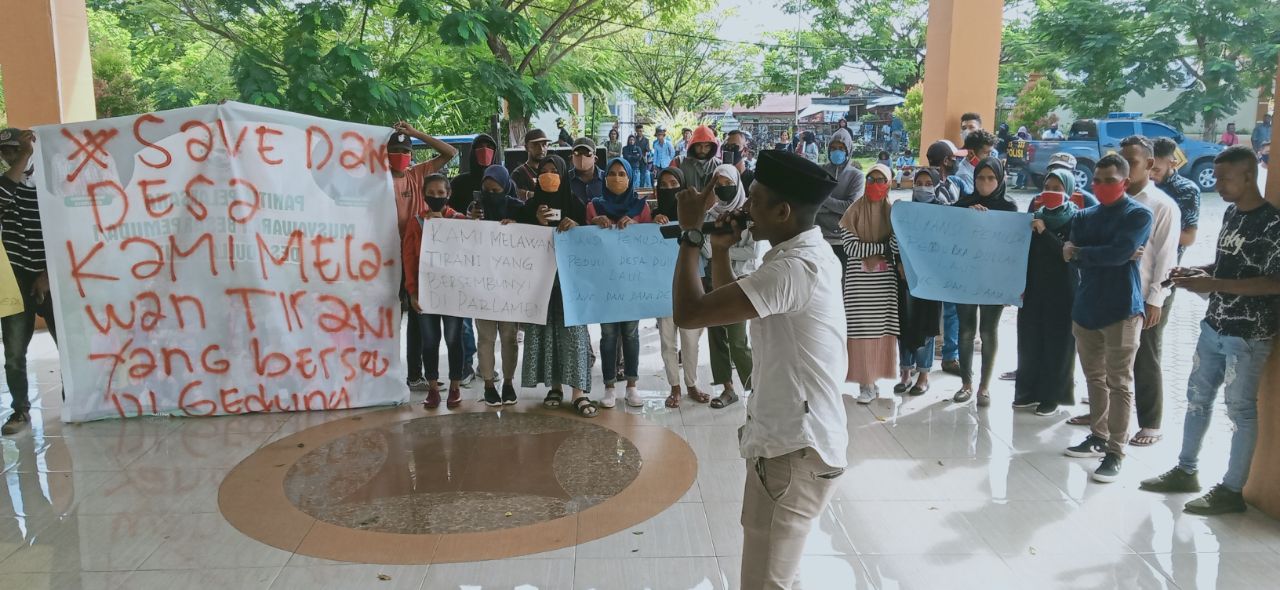 Aliansi Peduli Desa Dullah Laut melakukan aksi demonstrasi di depan Kantor DPRD Kota Tual, Jl.Soekaro Hatta, Kel.Lodar El, Kec.Dullah Selatan, Kota Tual, Provinsi Maluku, Rabu (24/6). 