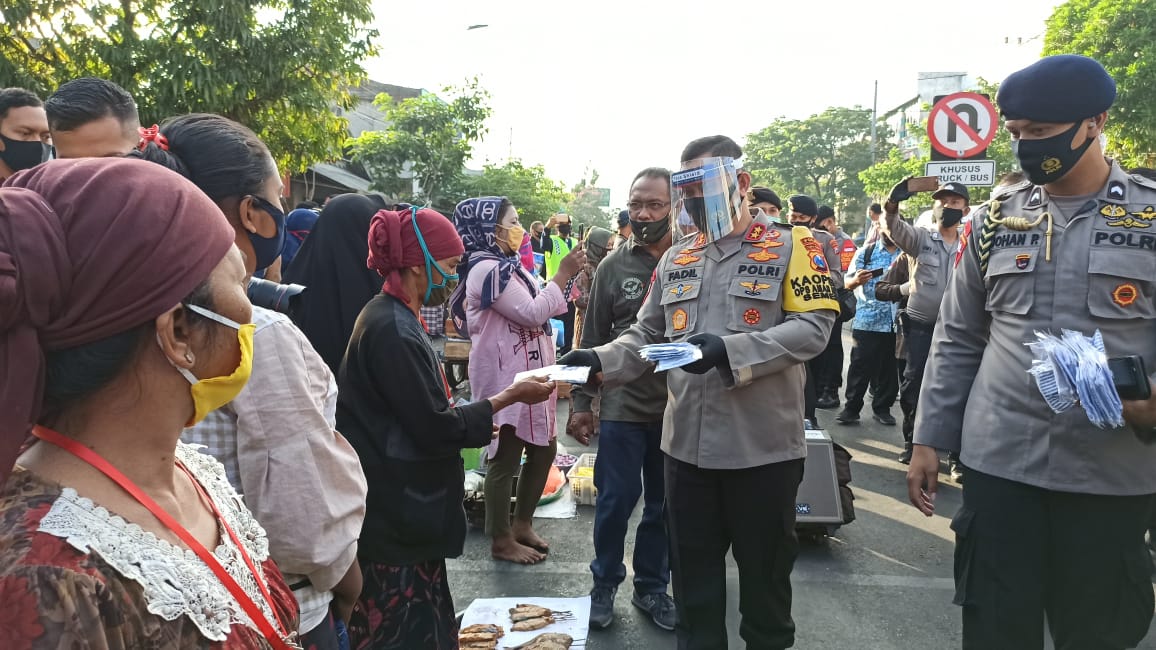 Kapolda Jatim ketika membagikan masker gratis kepada warga Surabaya, Minggu (28/6/2020).