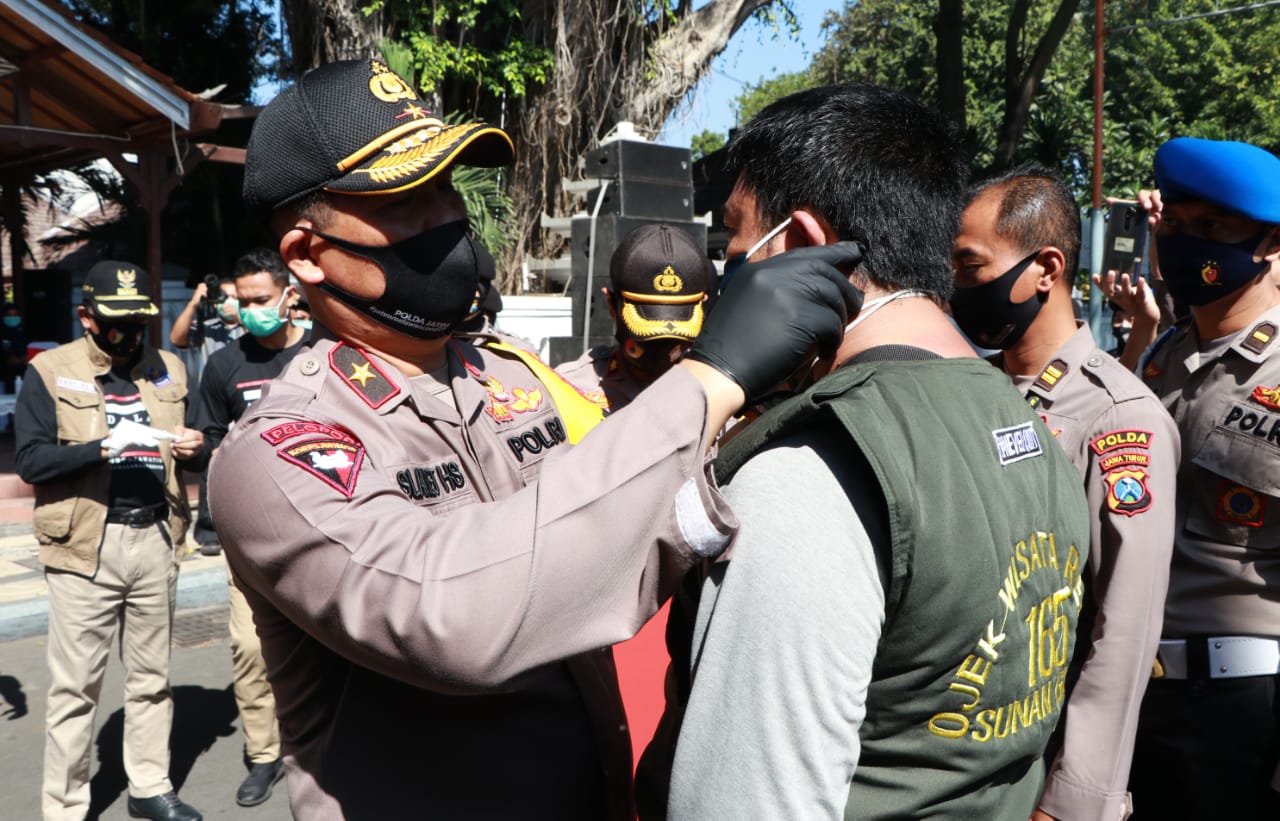 Wakapolda Jatim ketika membagikan masker dan sembako di Kabupaten Gresik, Sabtu (4/7/2020).