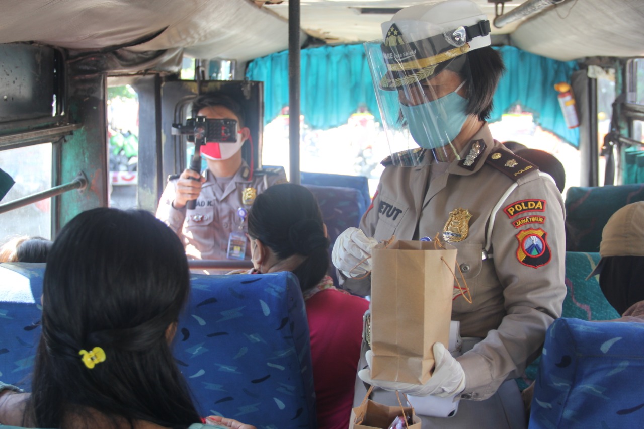 Ditlantas Polda Jatim Bagikan Ratusan Masker di Terminal Joyoboyo