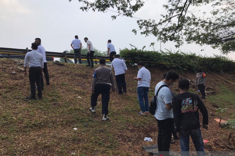 Tim penyidik gabungan melakukan pengecekan ulang tempat kejadian perkara (TKP) penemuan jenazah editor Metro TV di samping tol JORR Ulujami, Pesanggarahan, Jakarta Selatan, Senin (20/7/2020) (ANTARA/Laily Rahmawaty)

