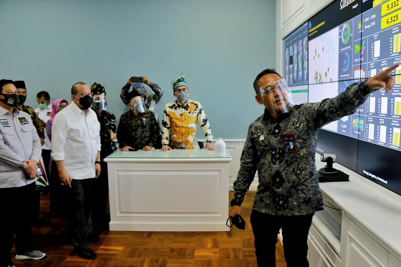 Ketua DPD RI beserta Anggota DPD RI ketika mendengarkan paparan dari CEO PTPN V Jatmiko K Santosa di Pekanbaru, Kamis (3/9/2020).