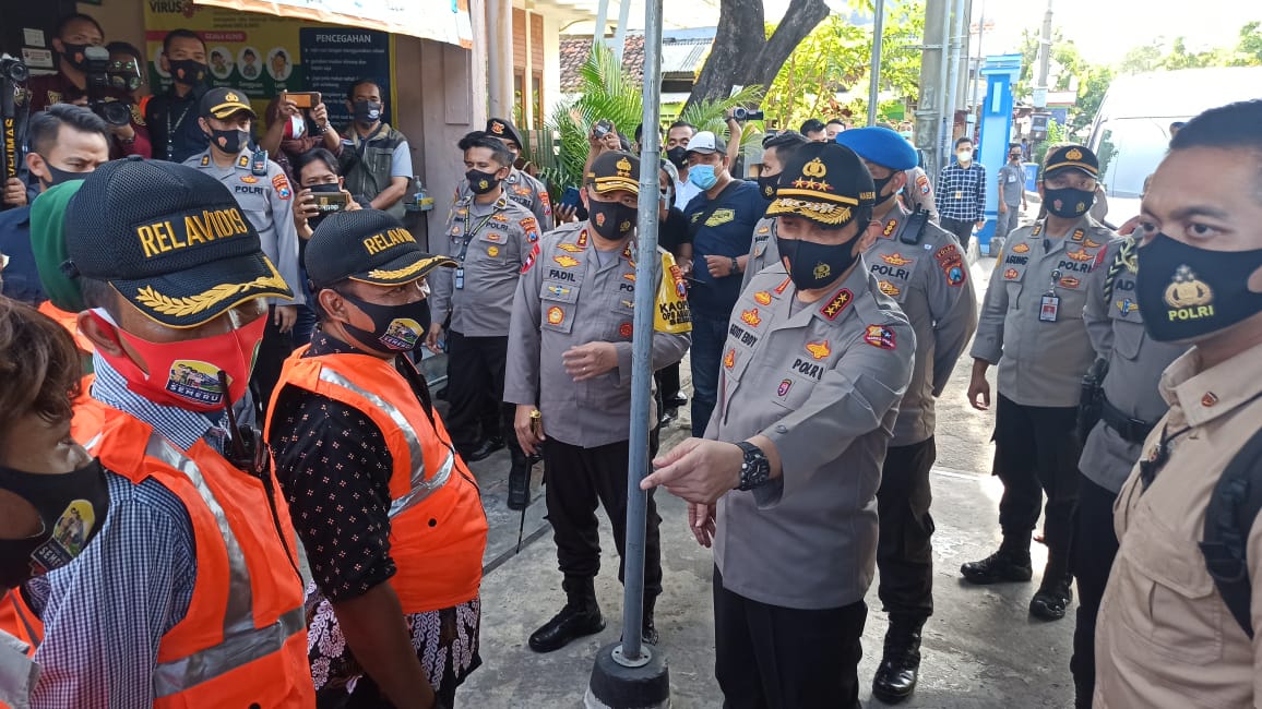 Wakapolri Komjen Pol Gatot Eddy ketika berbincang dengan para relawan di Kampung Tangguh Semeru di Wonorejo, Surabaya, Kamis (3/9/2020).
