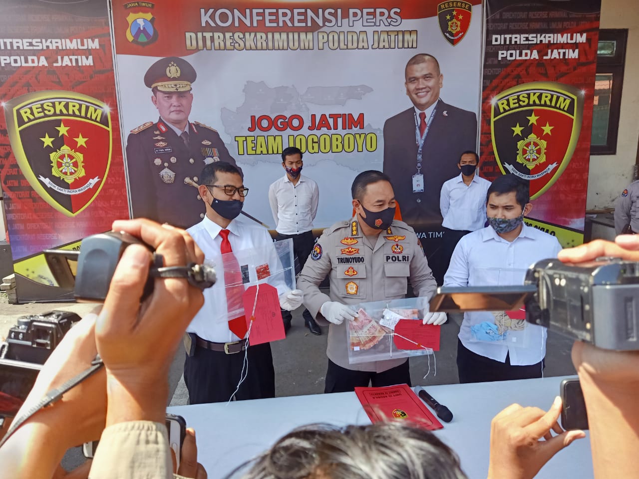 Kabid Humas Polda Jatim ketika memimpin konferensi pers pengungkapan kasus prostitusi di In Lounge Karaoke Madiun.